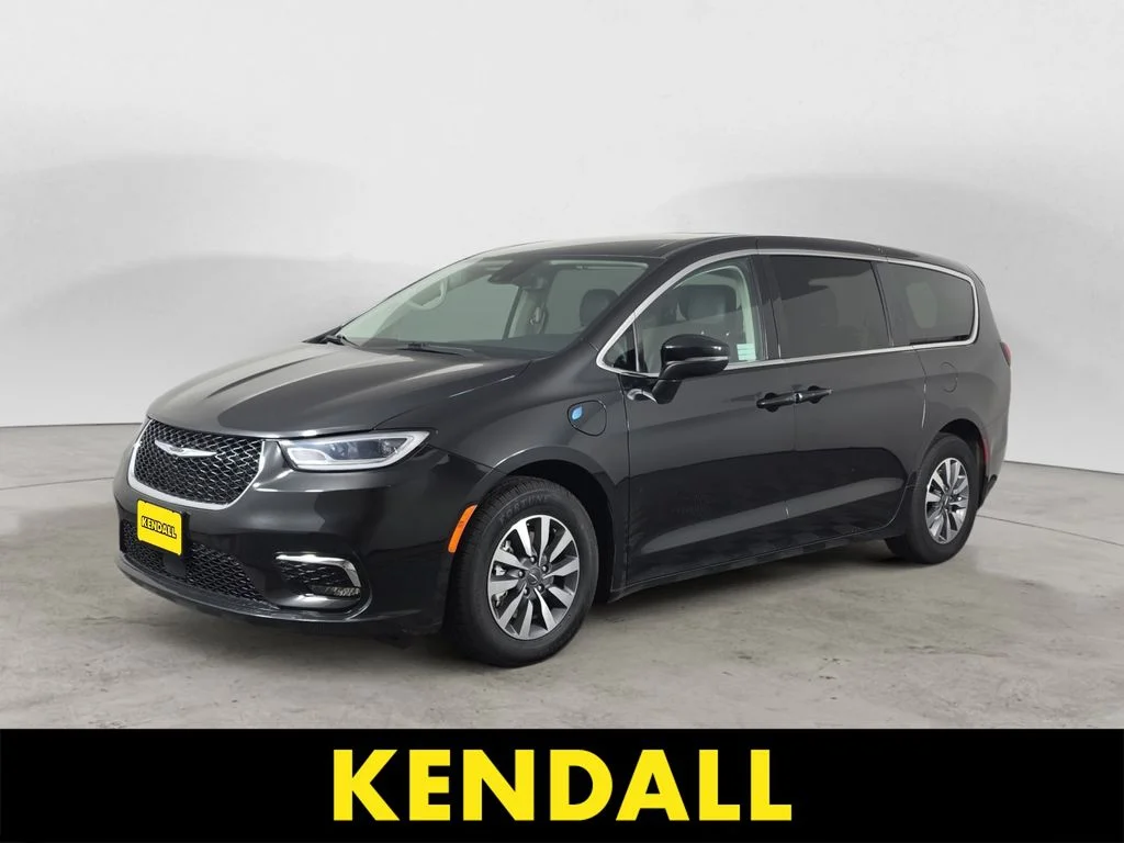 2023 Chrysler Pacifica Hybrid Touring L Hybrid's photo