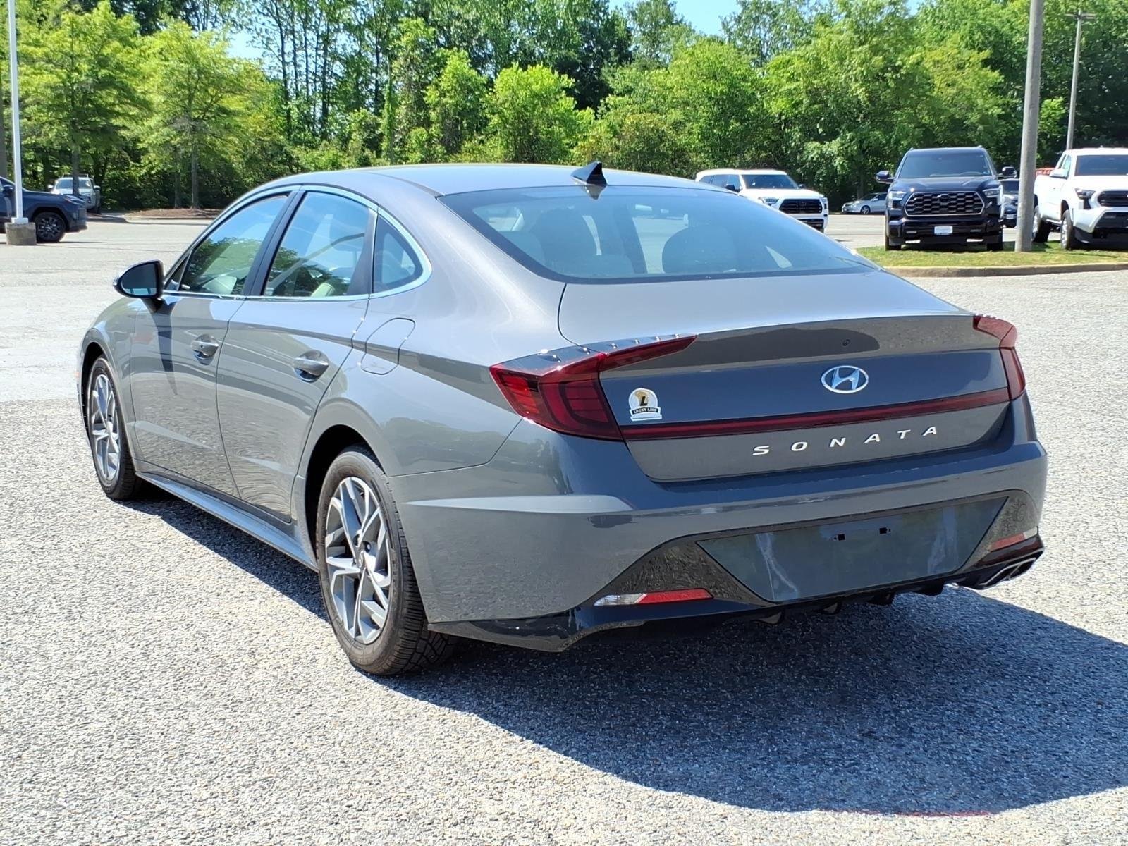 Used 2022 Hampton Gray Hyundai SEL image 10