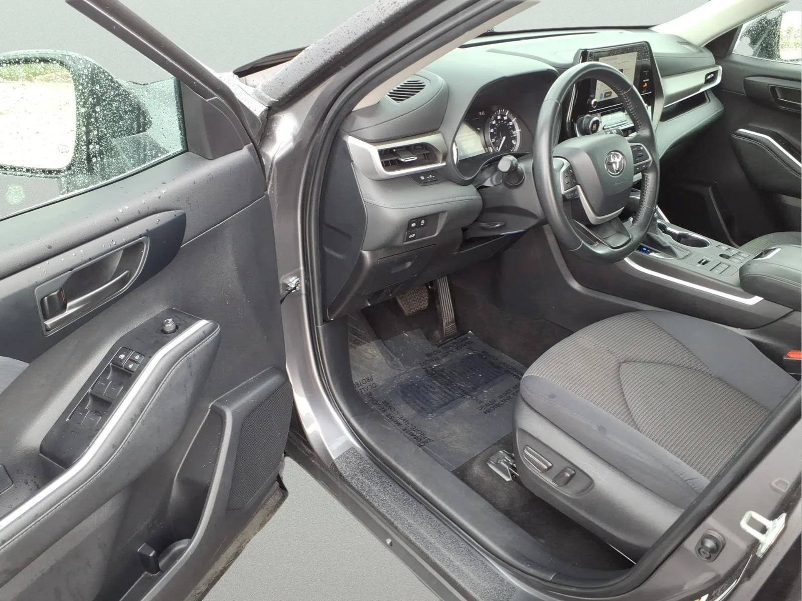 2024 Toyota Highlander LE - Photo 10