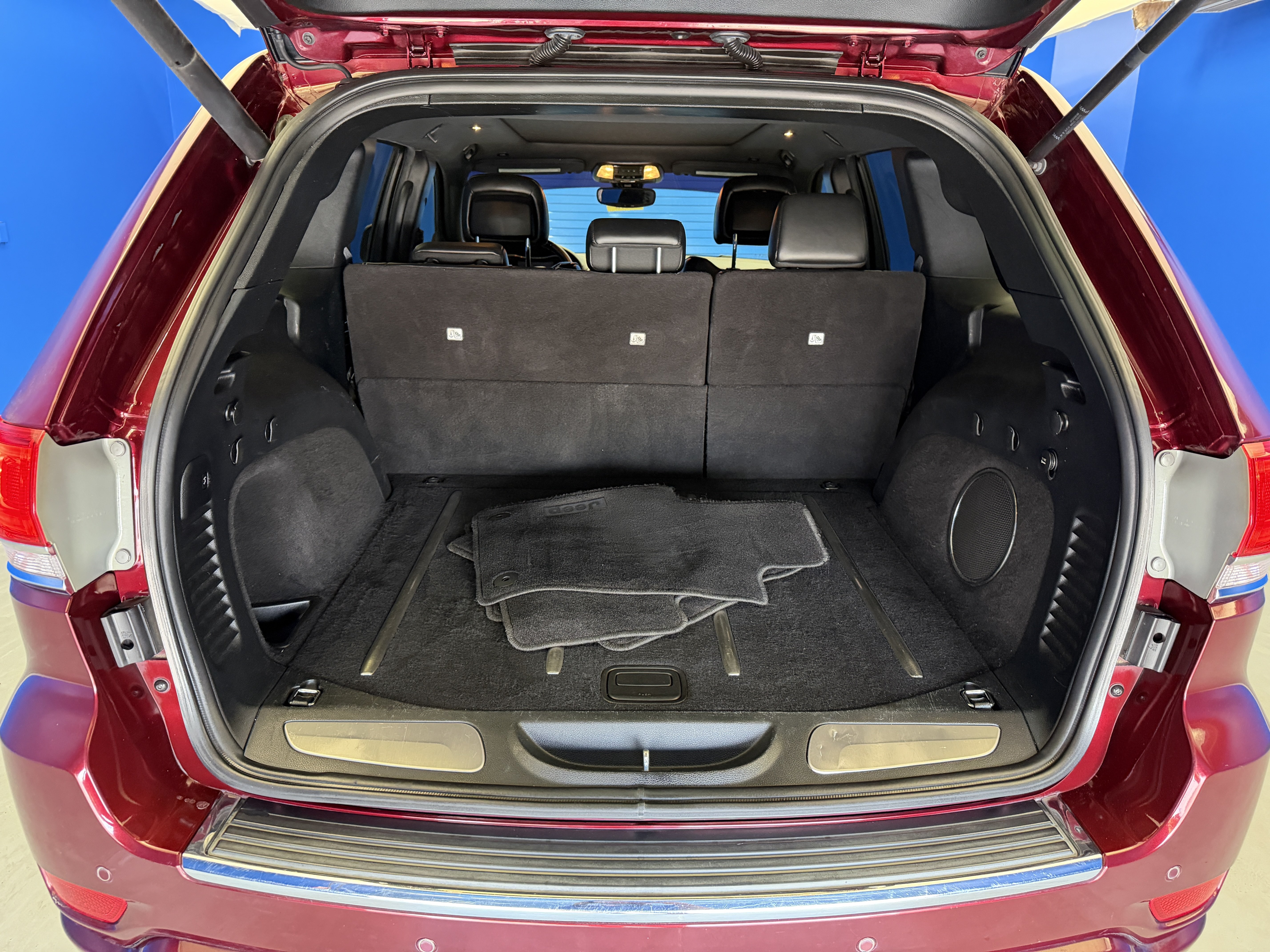 Used 2017 Velvet Red Pearlcoat Jeep Overland image 27