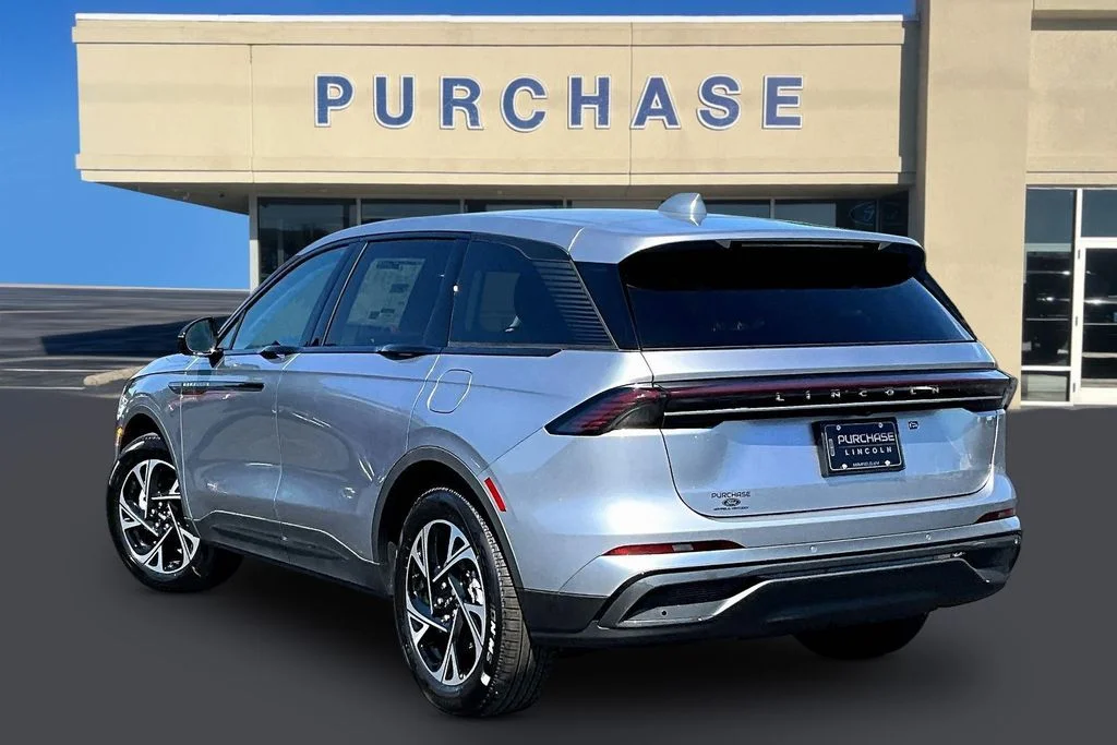 New 2026 Silver Radiance Metallic Clearcoat Lincoln Premiere image 3