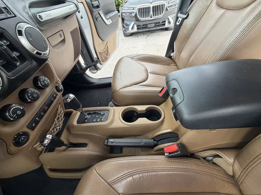 Used 2013  Jeep Sahara image 18