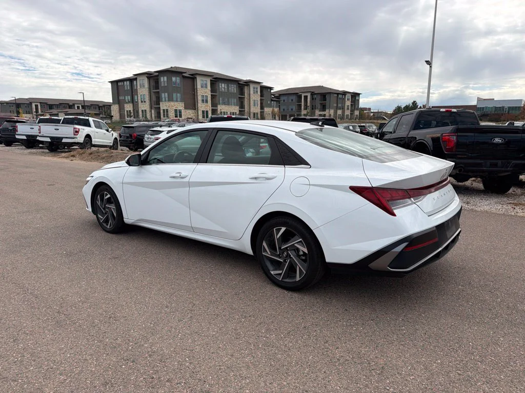 Used 2025 White Hyundai SEL Convenience image 4