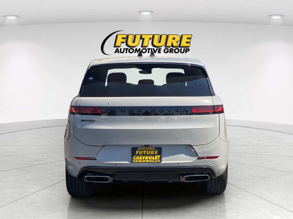 Used 2024  Land Rover Dynamic SE image 5