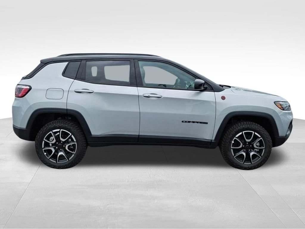 New 2026 Silver Zynith Metallic Clear-Coat Exterior Paint Jeep Trailhawk image 6