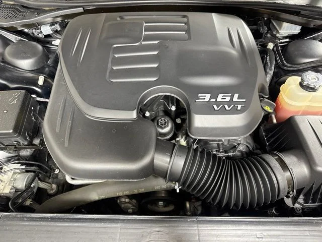 Used 2020 Pitch Black Clearcoat Dodge SXT image 9