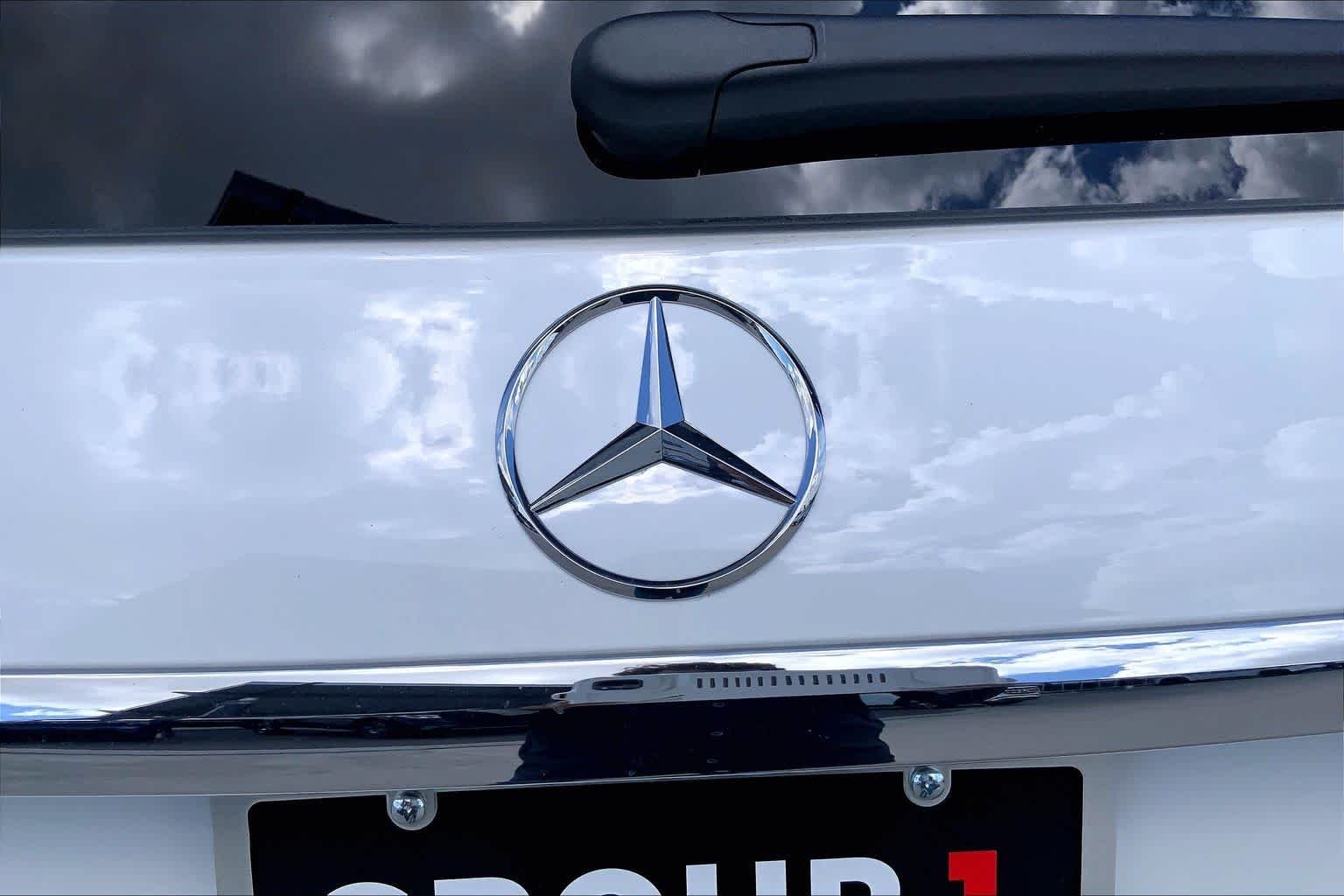 New 2026 MANUFAKTUR Moonlight White Metallic Mercedes-Benz GLS 580 image 15