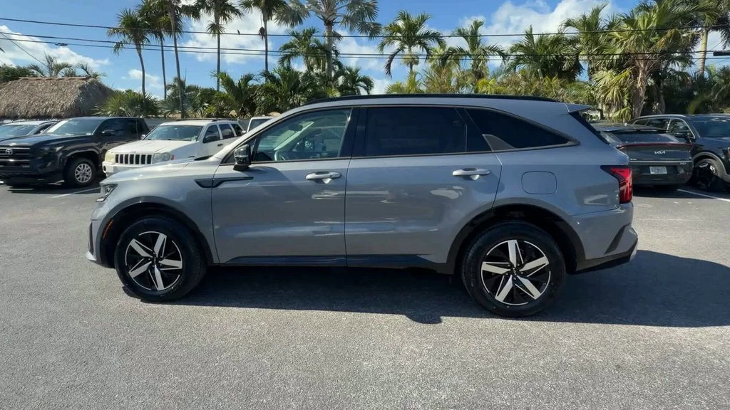 Used 2023 Silver Kia S image 5
