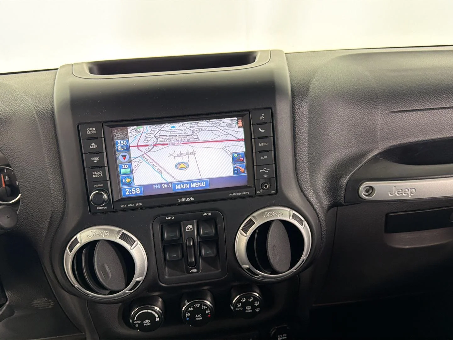 Used 2014  Jeep Sahara image 10