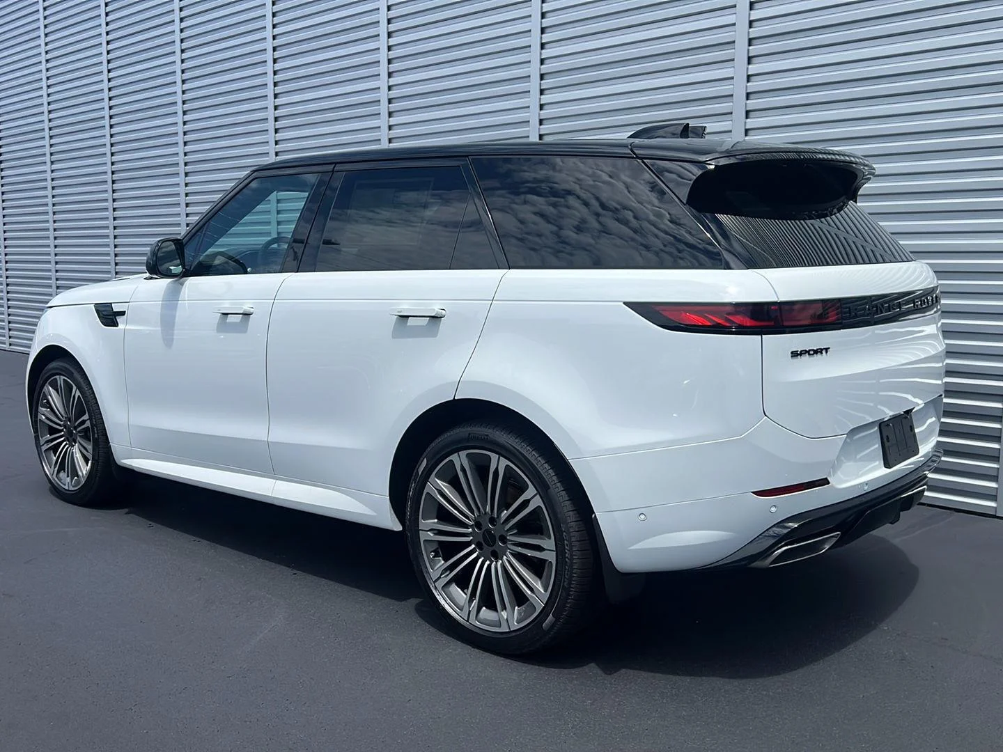 New 2026 Fuji White Land Rover Dynamic SE image 3
