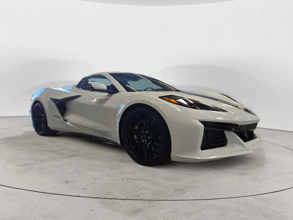 Used 2025 Arctic White Chevrolet 1LZ image 3