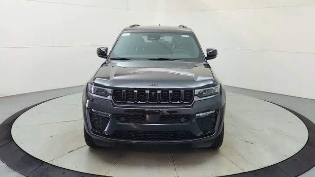 New 2026 Diamond Black Crystal Pearl-Coat Exterior Paint Jeep Limited image 2