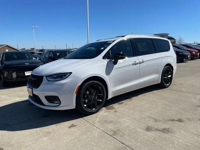 2026 Chrysler Pacifica Select's photo