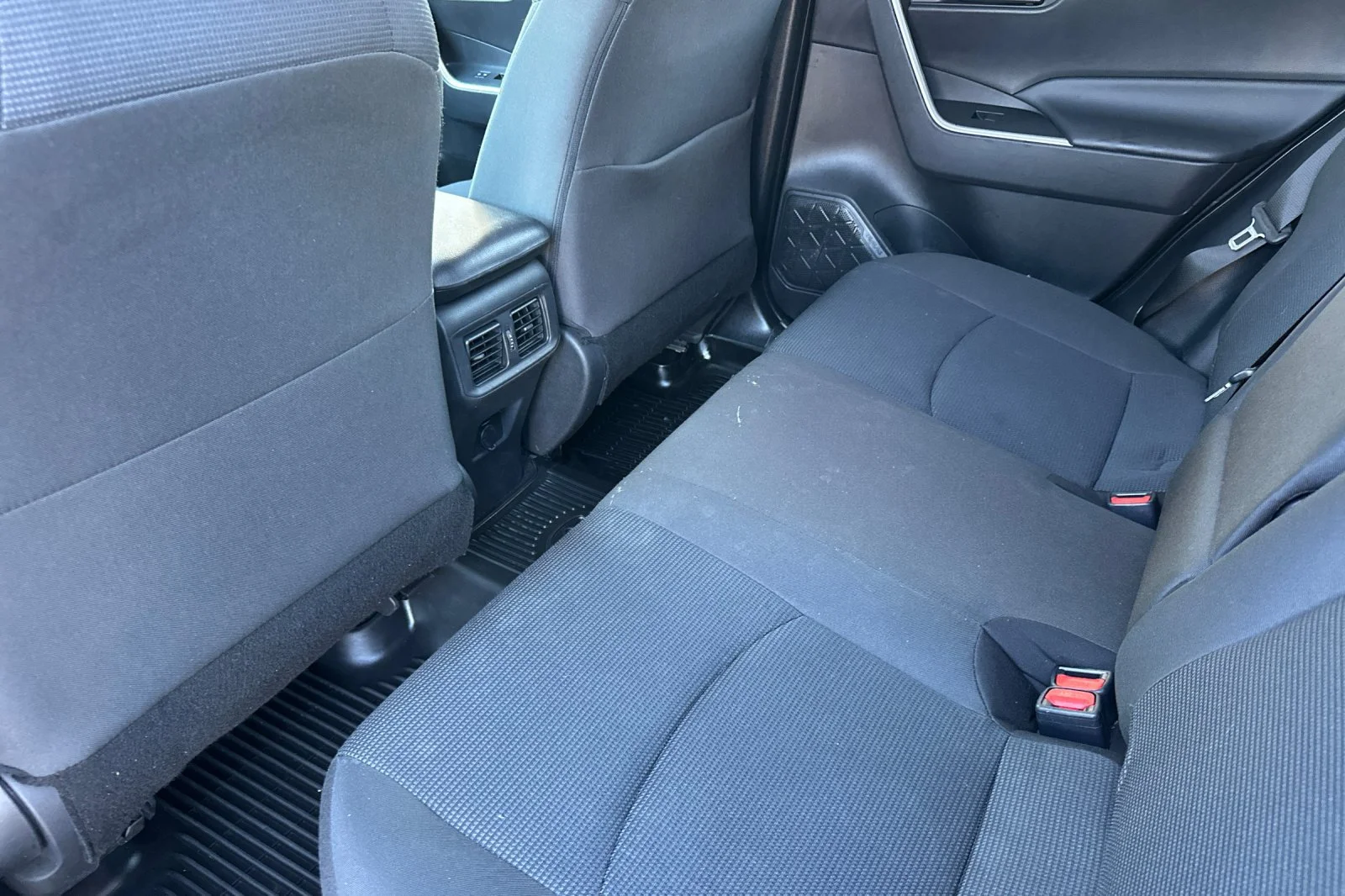 2022 Toyota RAV4 LE - Photo 8