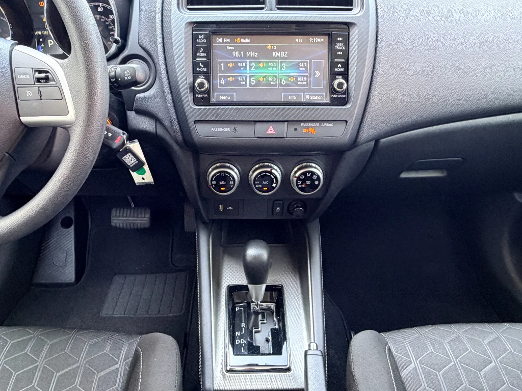 Used 2025 Labrador Black Pearl Mitsubishi ES image 14