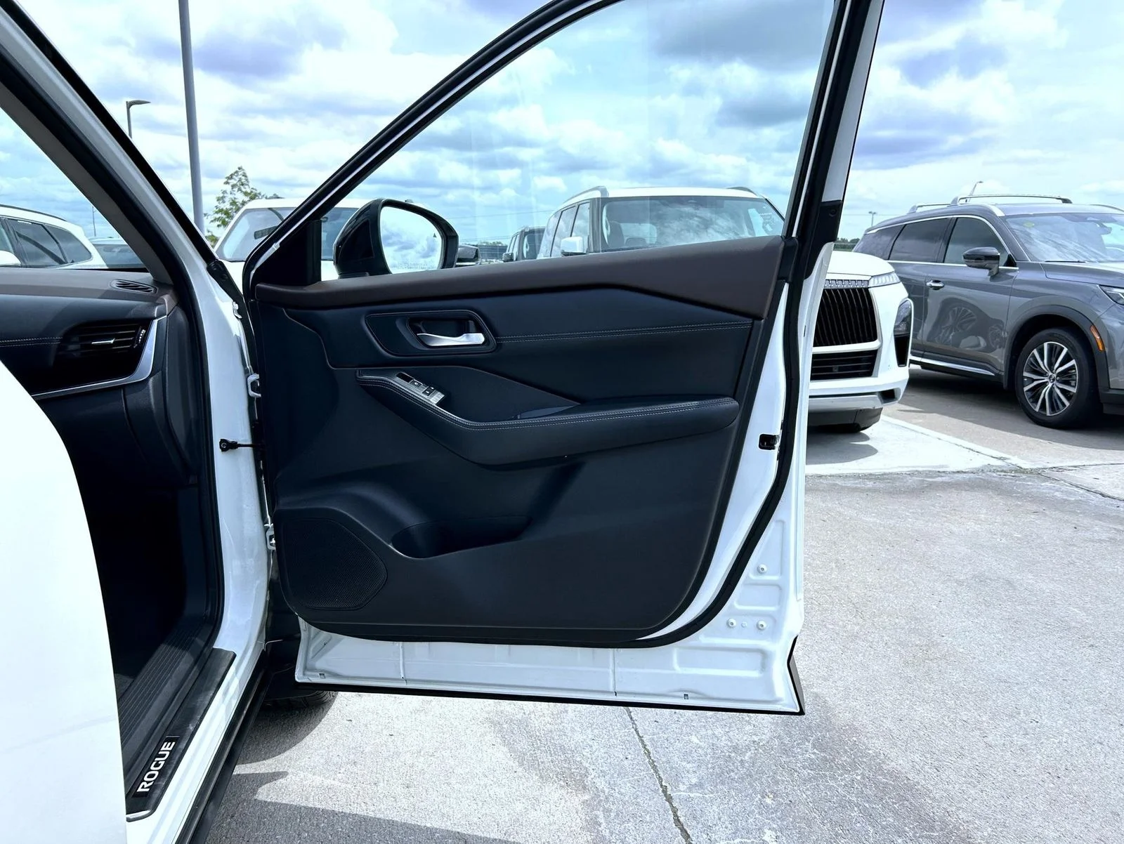 Used 2023 White Nissan SL image 16