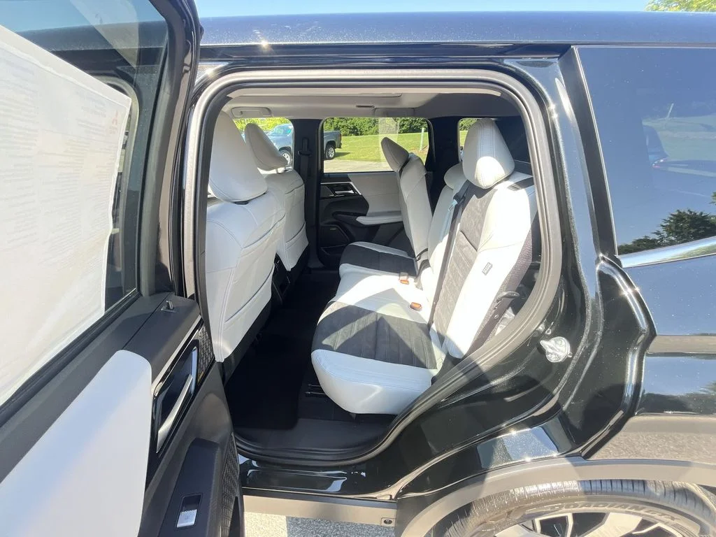 Used 2025 Black Mitsubishi SE image 23
