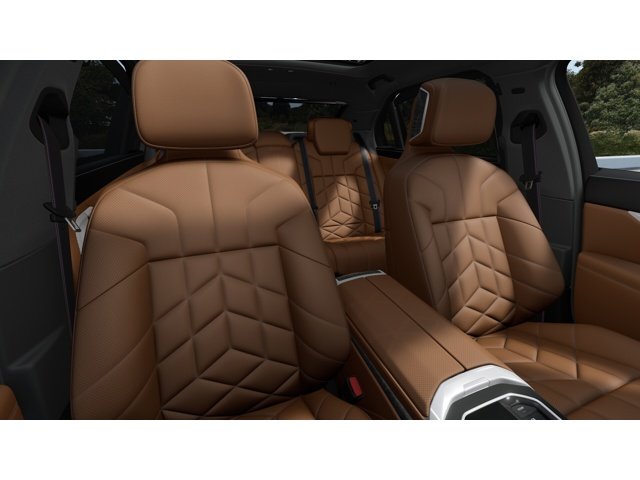 New 2026 Dravit Grey Metallic BMW 750e xDrive image 11