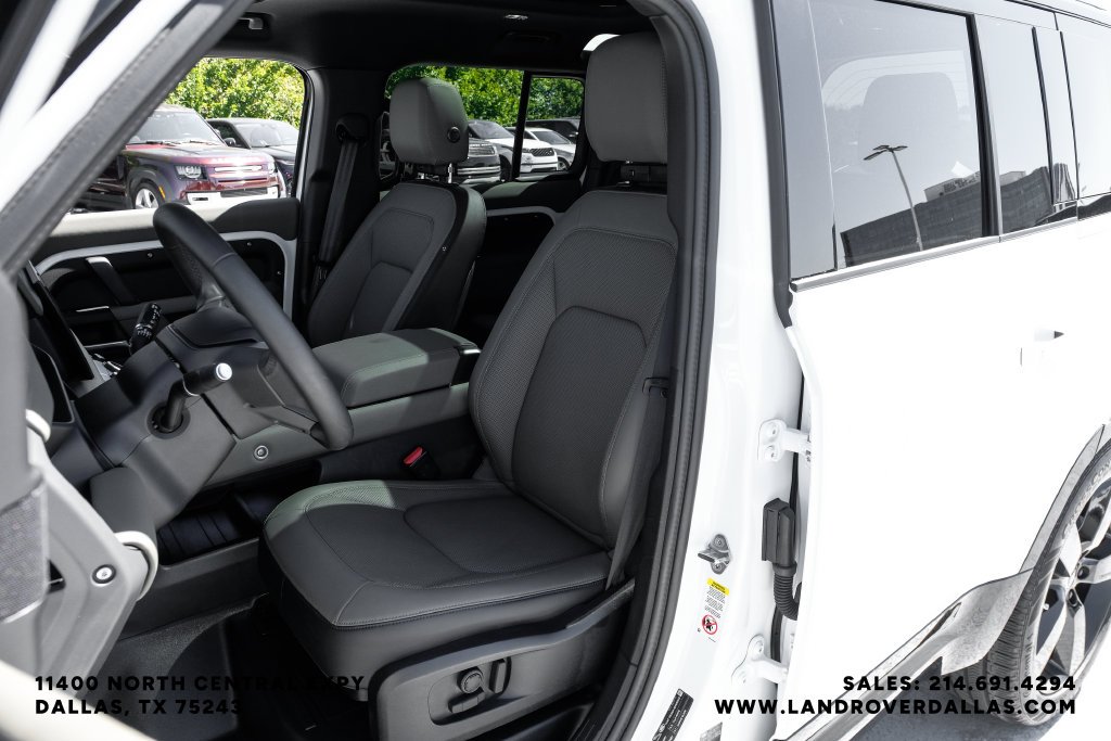 Used 2025 White Land Rover X-Dynamic SE image 38