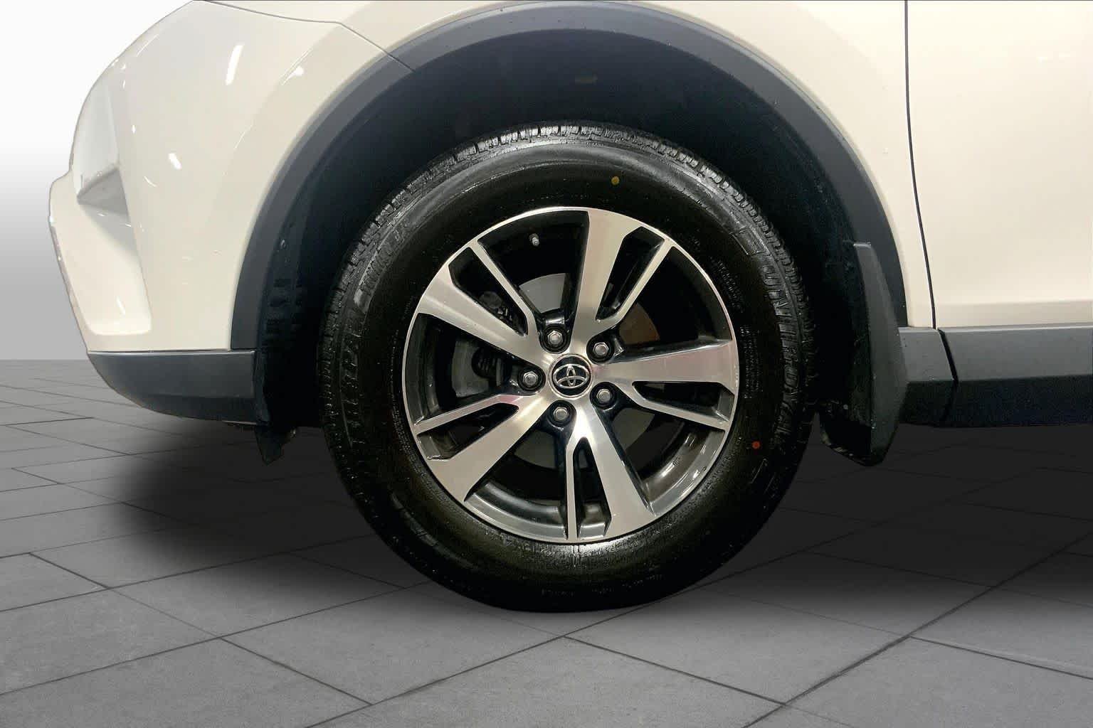 Used 2018 Super White Toyota XLE image 11