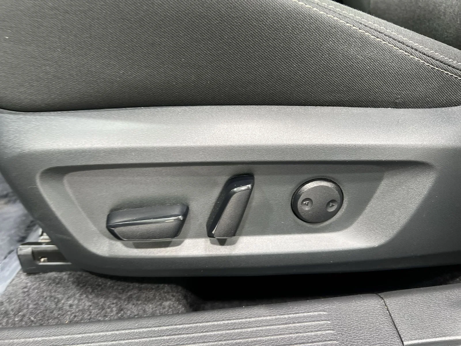 2025 Nissan Rogue SV - Photo 12