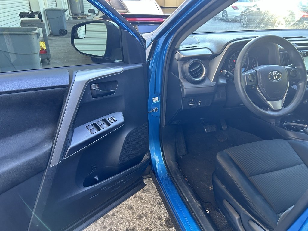 2016 Toyota RAV4 LE photo 4