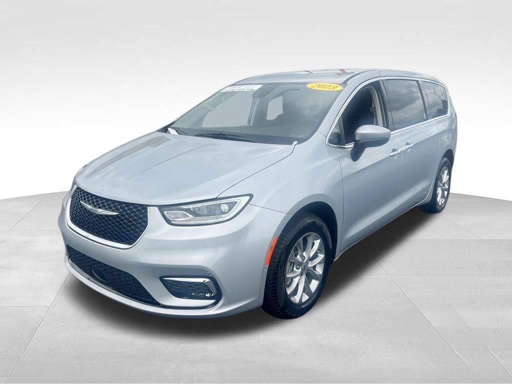 Used 2023 Silver Chrysler Touring L image 4