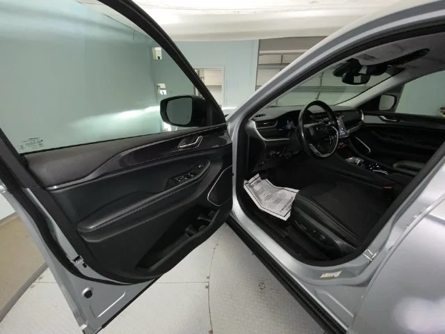Used 2021 Silver Jeep Laredo image 11