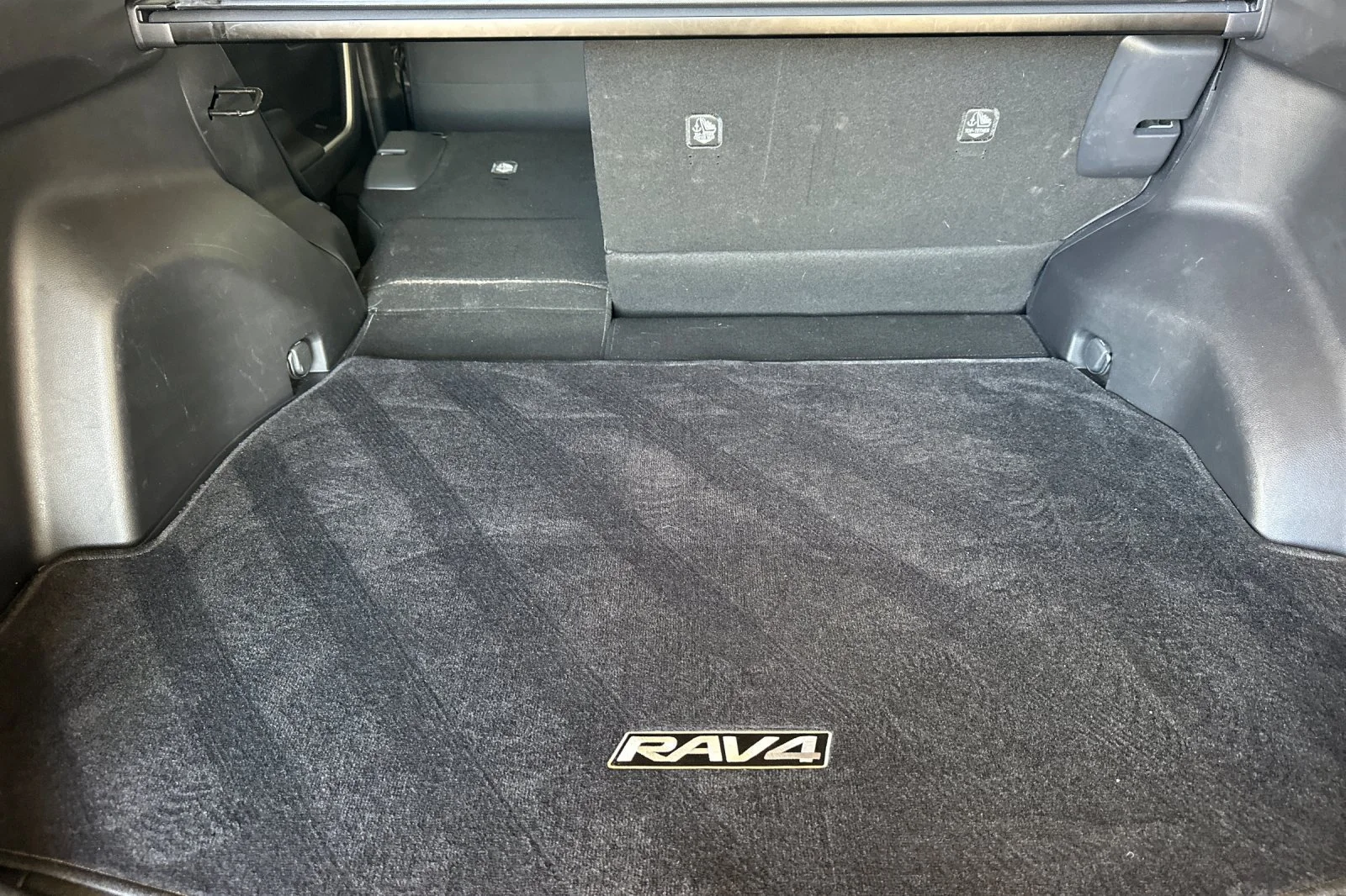 Used 2019 White Toyota Hybrid XLE image 15