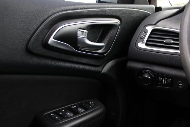 Used 2015 White Chrysler Limited image 9