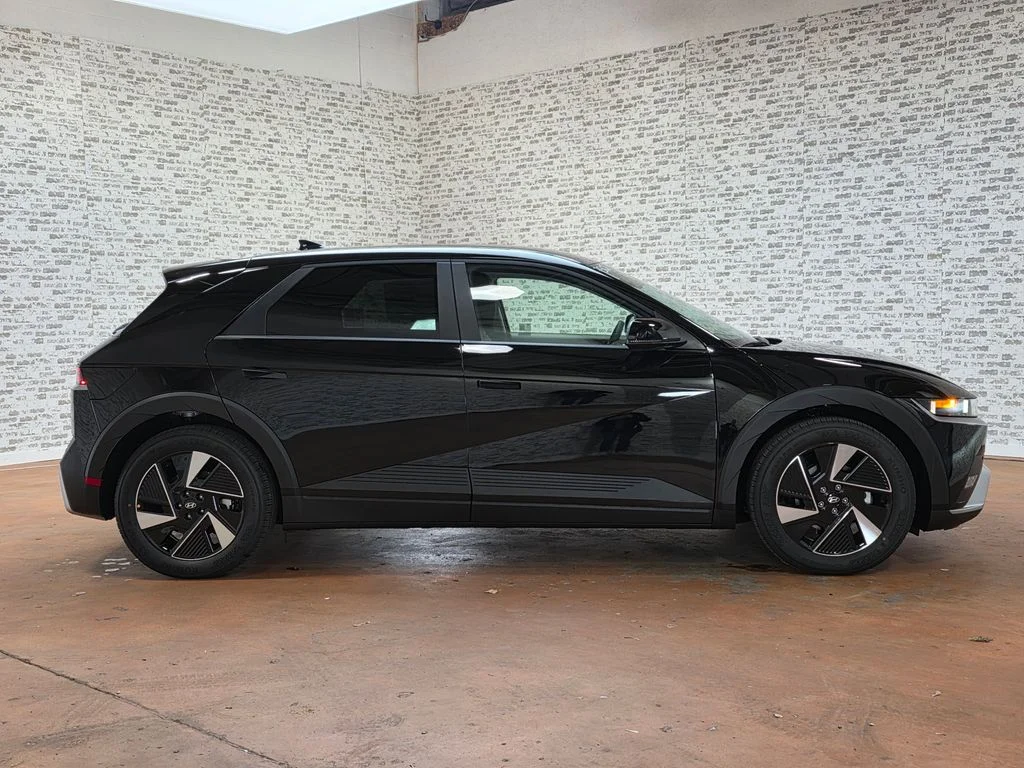 New 2026 Abyss Black Hyundai SEL image 6
