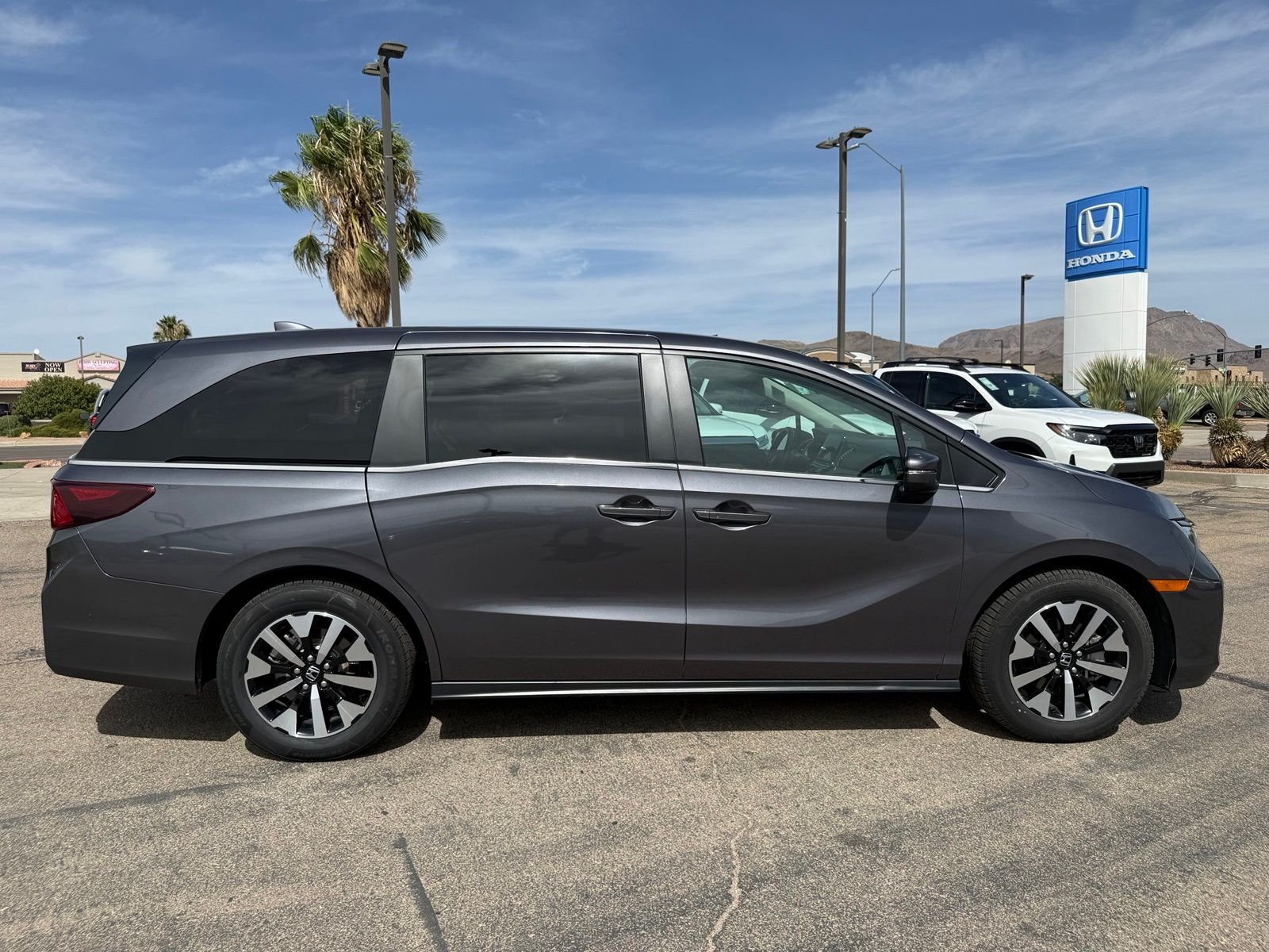 Used 2025 Solar Silver Metallic Honda EX-L image 4