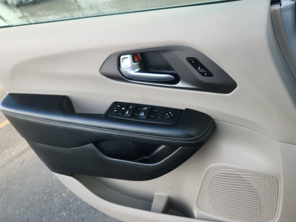 Used 2024 Silver Mist Clearcoat Chrysler Touring L image 9