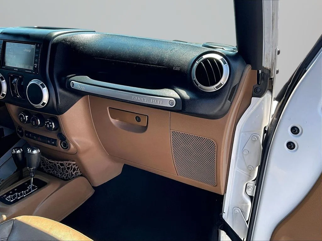 Used 2015 White Jeep Unlimited Sahara image 18