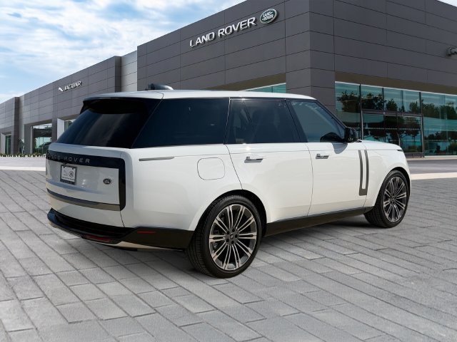 Used 2023 White Land Rover SE image 5