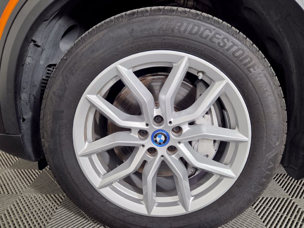 Certified Used 2022 Dark Graphite Metallic BMW xDrive45e image 7