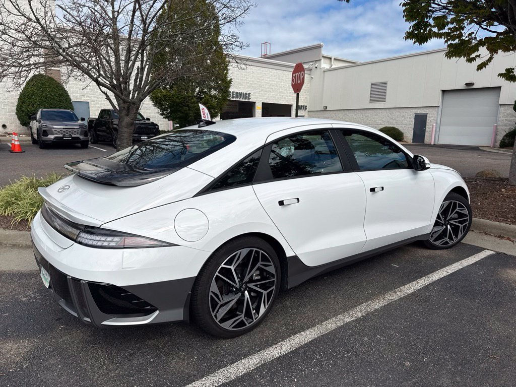 Used 2023 White Hyundai SEL image 2