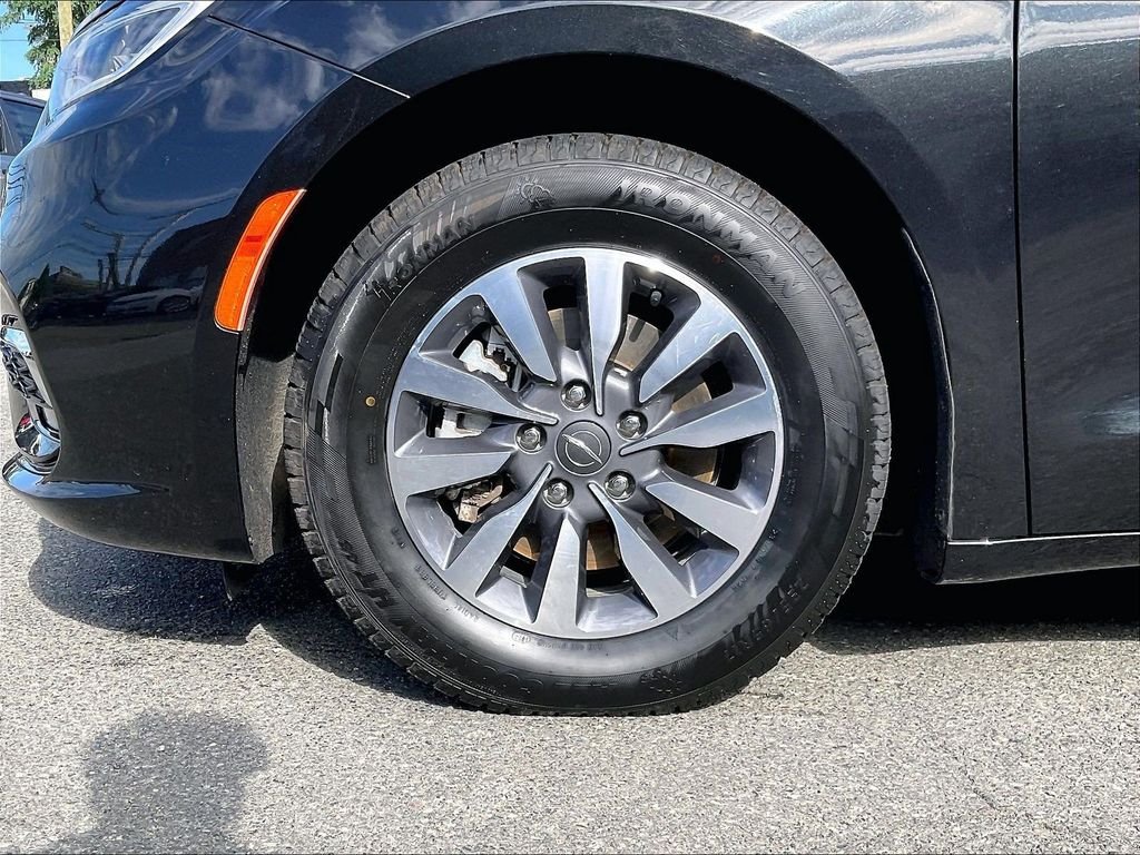 Used 2023 Black Chrysler Touring L image 7