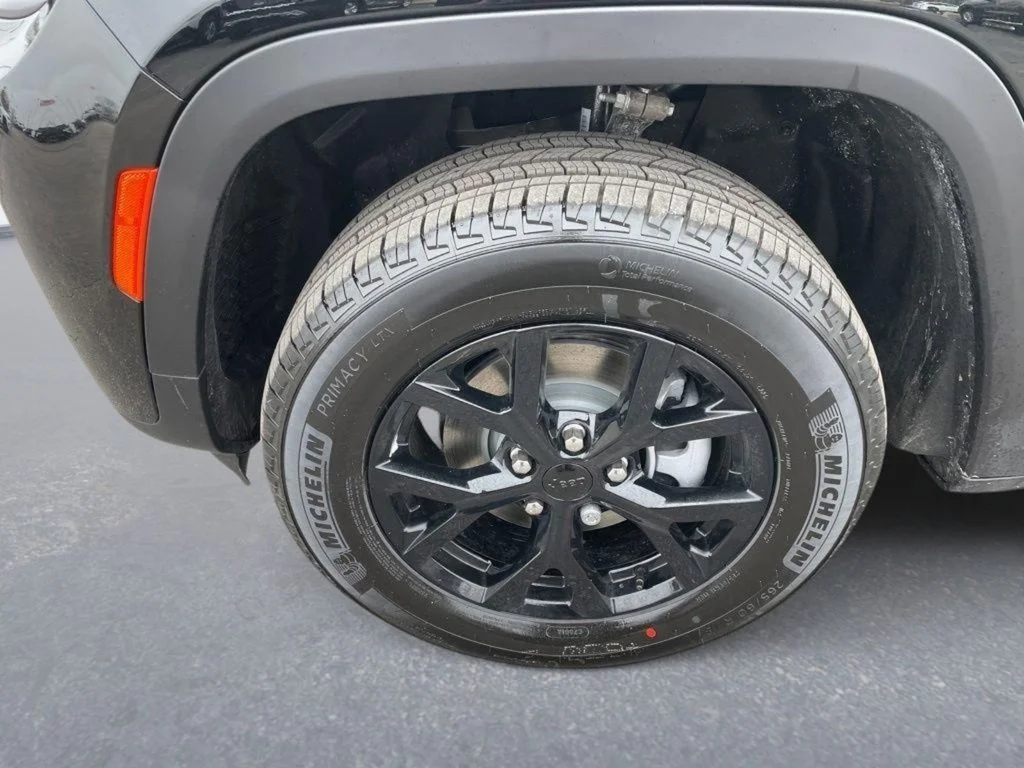 New 2026 Diamond Black Crystal Pearl-Coat Exterior Paint Jeep Altitude image 9