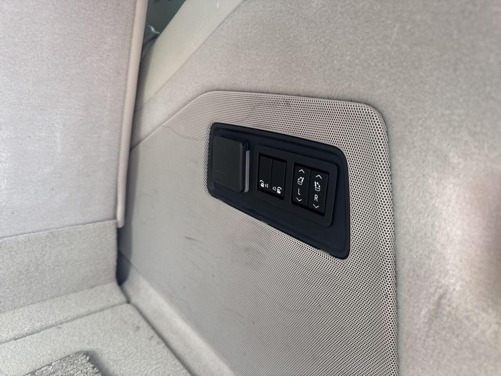 Used 2021 White Cadillac Sport Platinum image 8