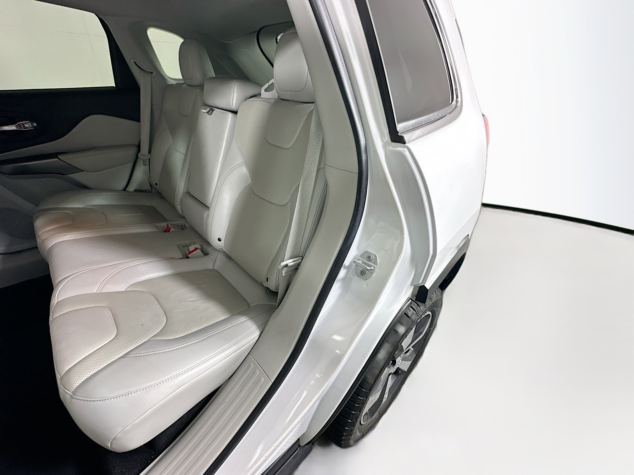 Used 2019 Bright White Clearcoat Jeep Limited image 26