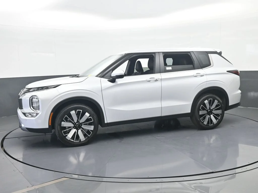 New 2026 Diamond White Mitsubishi SE image 2