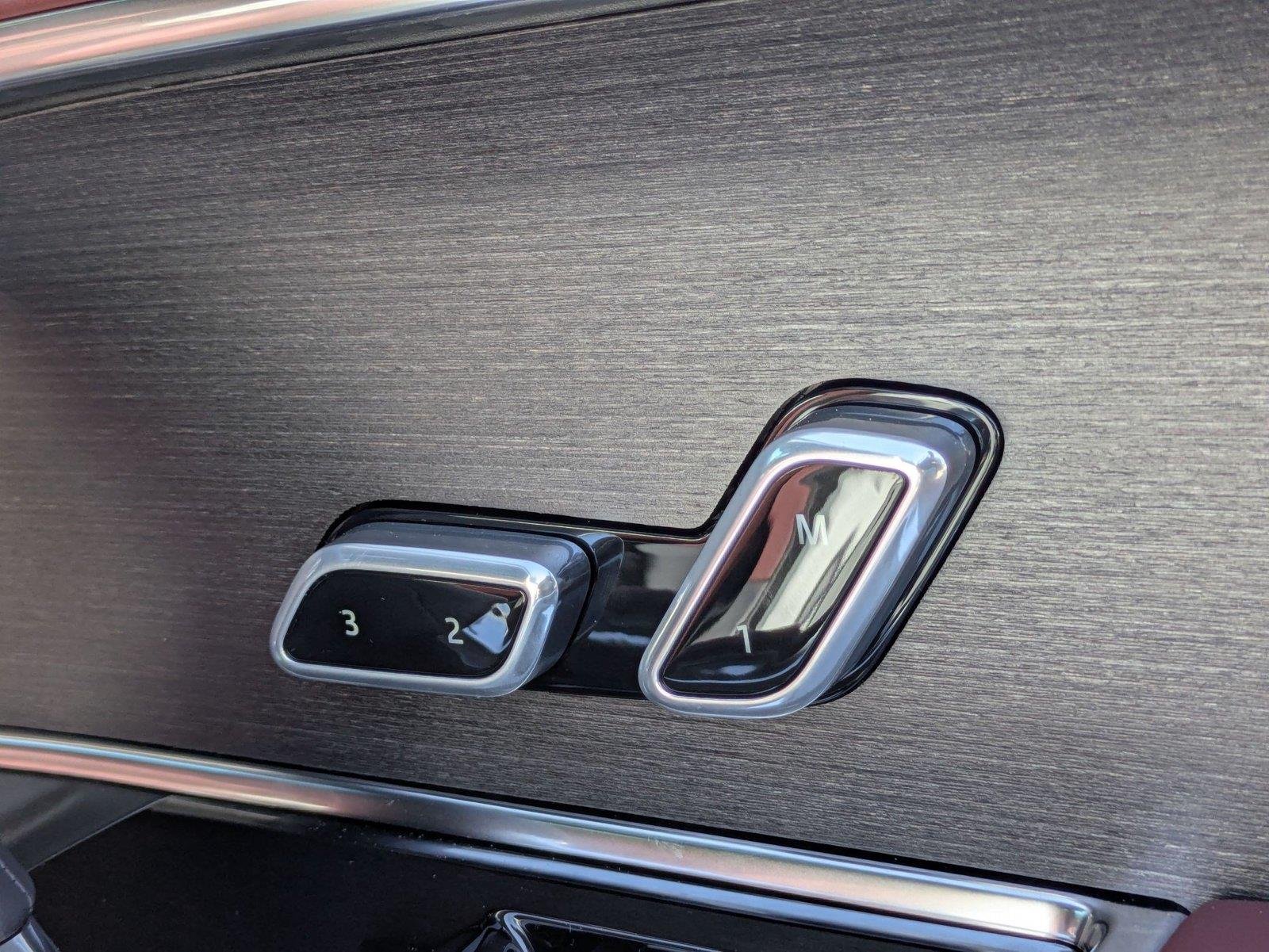 New 2026 Fuji White Land Rover SE image 36