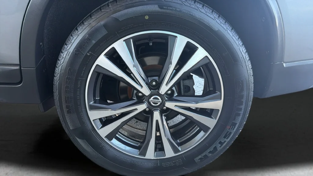 Used 2018 Gun Metallic Nissan SL image 27