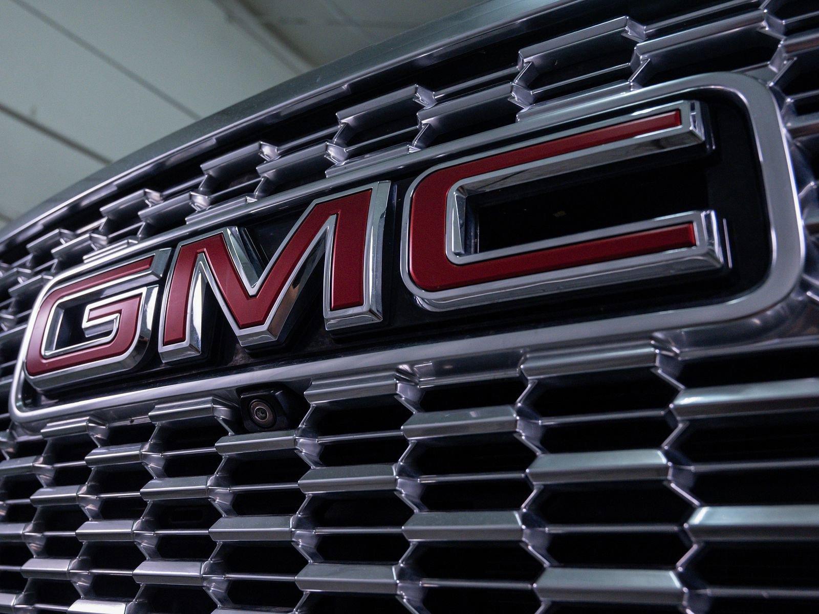 Used 2022 White Frost Tricoat GMC Denali image 5