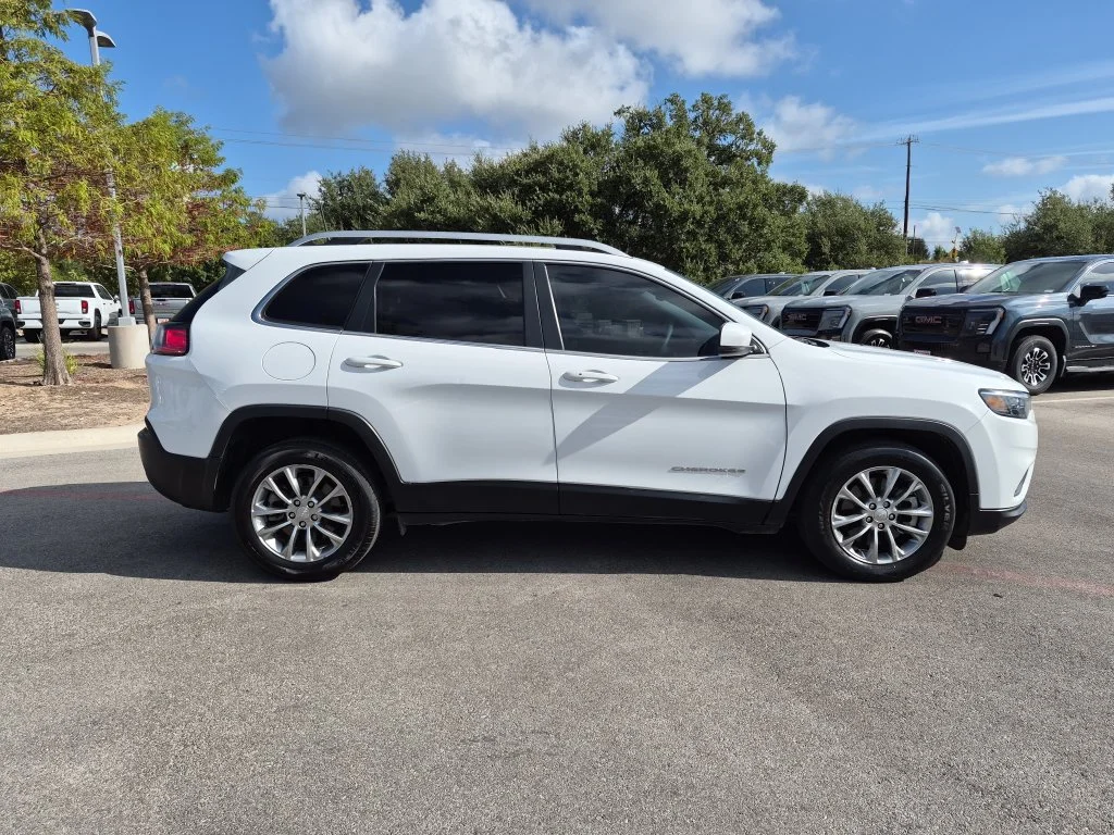 Used 2021 White Jeep Latitude Lux image 11