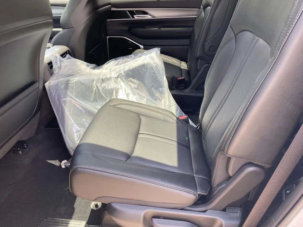 New 2026 Bright White Clear-Coat Exterior Paint Jeep Limited Reserve image 10