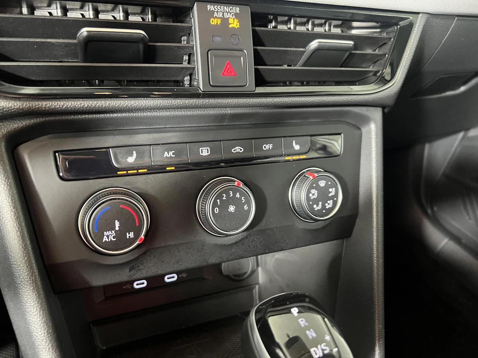 Used 2022 Gy Volkswagen SE image 20