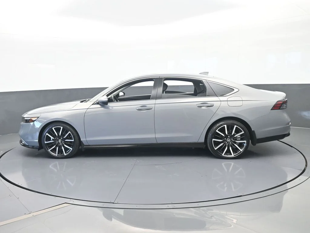 Used 2024 Solar Silver Metallic Honda Touring image 3
