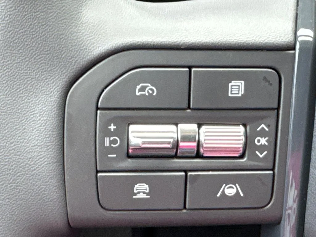 New 2027 Snow White Pearl Kia LX image 24